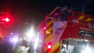 Illustration for article titled Harrowing Video Shows A Fire Truck Clipping The Blades Of A Helicopter